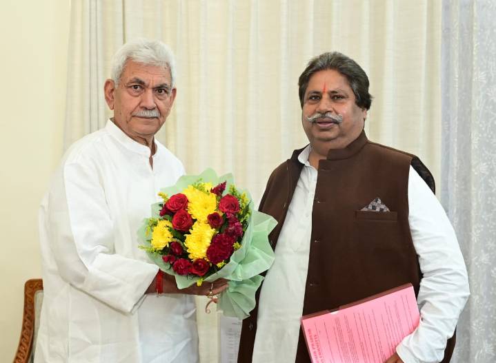 Bhalla meets LG Manoj Sinha, highlights important issues of public, submits detailed memorandum.