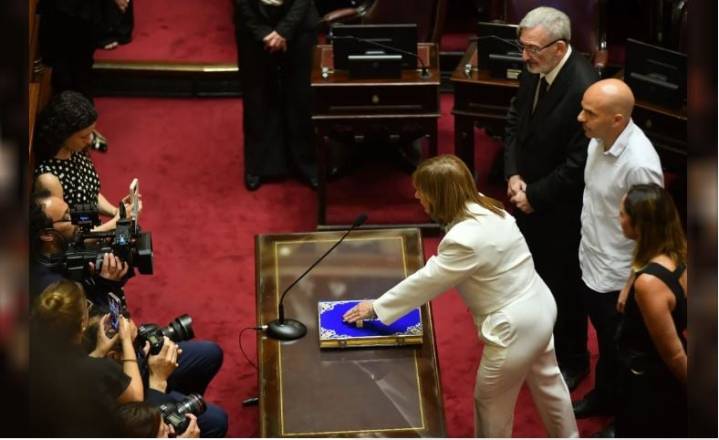 Senado: Villarruel le tomó juramento a los nuevos legisladores con Karina Milei en el palco
