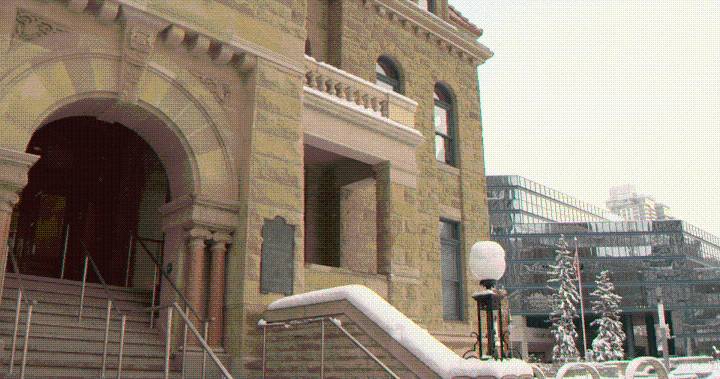 Calgary officials address memo claiming federal housing funds ‘paused’ over rezoning repeal