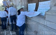 Colocan cartulinas con consignas en Palacio de Gobierno