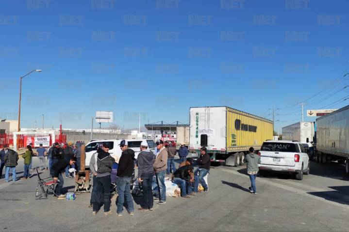 Se mantienen agricultores firmes en bloqueo de la Aduana de Juárez