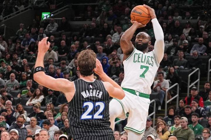 Jaylen Brown lidera a los Celtics con 35 puntos en victoria 138-129 sobre el Magic – Chicago Tribune