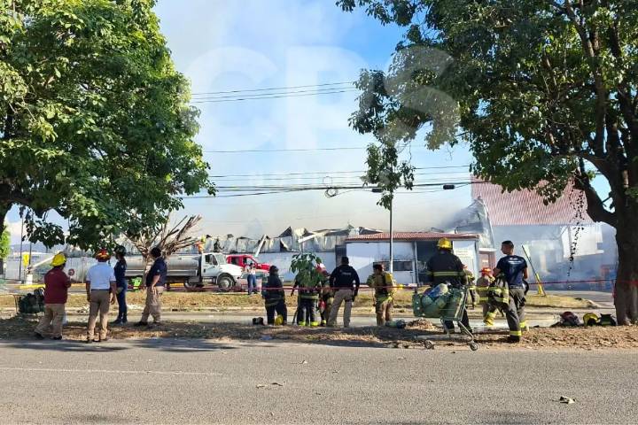 Empleados de Bodega Aurrerá pierden sus pertenencias y su quincena tras incendio en Puerto Vallarta