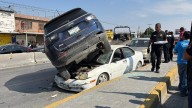 Fuerte choque múltiple deja un auto sobre otro en Torreón
