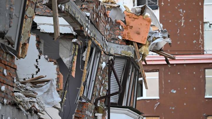 Ucrania alcanza otra refinería rusa en la guerra cruzada por dañar las infraestructuras básicas