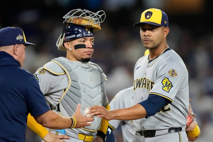 Hoskins, Quintana to become free agents after Brewers decline 2026 options