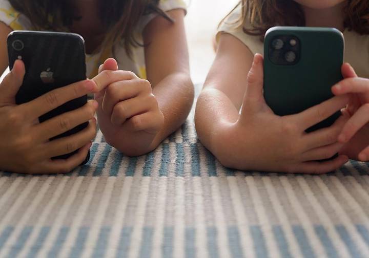 Pacto de familias para que sus hijos no tengan 'smartphone' hasta los 16 años: en Canarias ya hay 399 alianzas