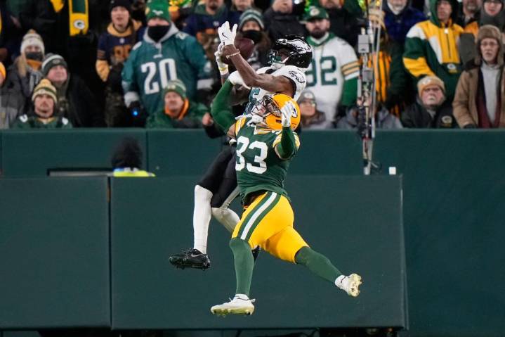 Recepción de anotación de Smith ayuda a Eagles a vencer 10-7 a Packers en un duelo defensivo – Chicago Tribune