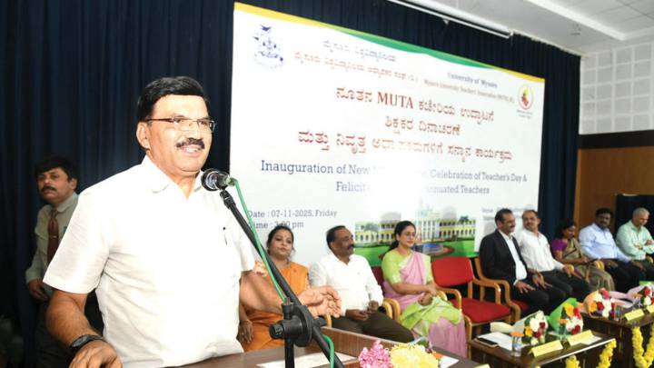 ‘Present day teachers behaving like political party spokespersons’