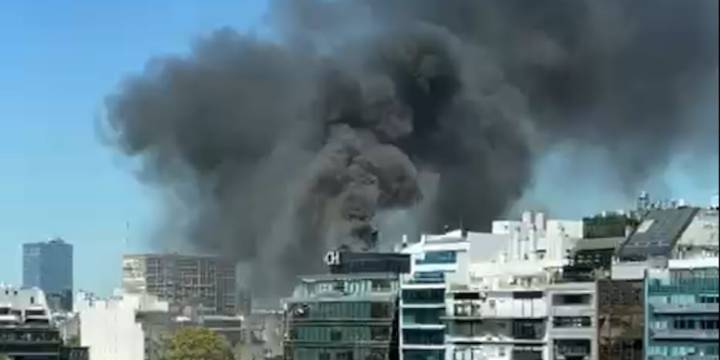 Incendio en pleno microcentro: evacuaron a más de 200 personas de un edificio en donde funciona una aseguradora
