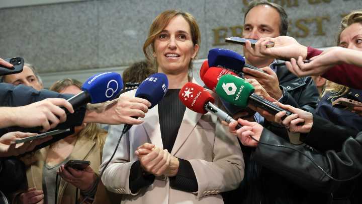 La pinza de Moncloa y la izquierda contra Ayuso le estalla a Mónica García