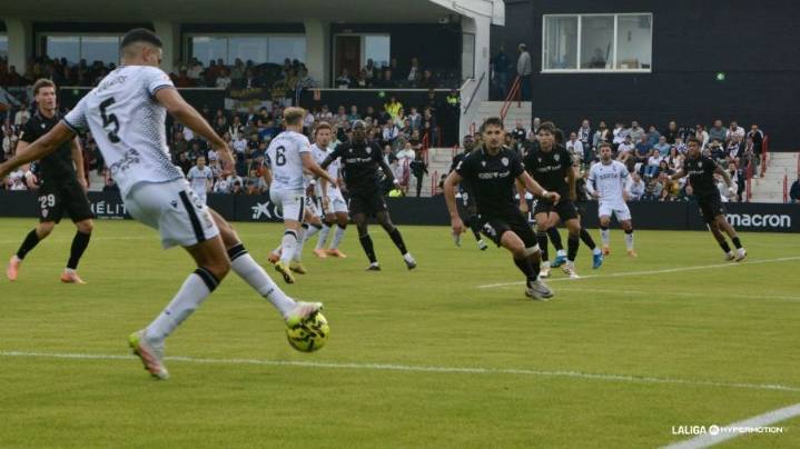 Se suspende el Ceuta - Almería en el descanso por el fallecimiento de un espectador