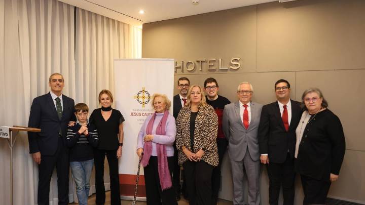ALSA recibe una distinción que les "toca el corazón": una cofradía de Semana Santa de Oviedo les rinde un homenaje