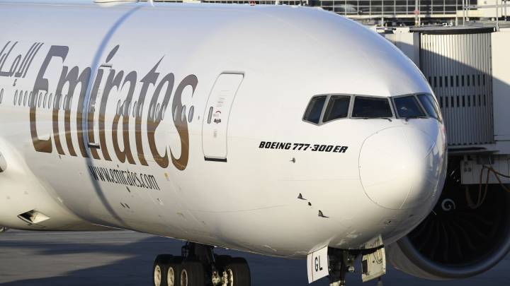 Emirates orders 65 more 777X as Boeing studies larger jet
