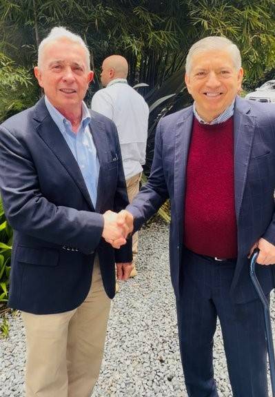 Sectores políticos aplauden acercamiento entre Gaviria y Uribe