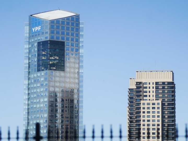 El Gobierno sacó de YPF a un ex Cavallo y sumó a un hombre de Francos