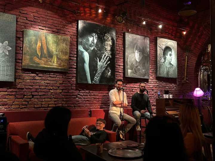 Piscología en bares: creó un ciclo de charlas para abordar la salud mental con público en vivo