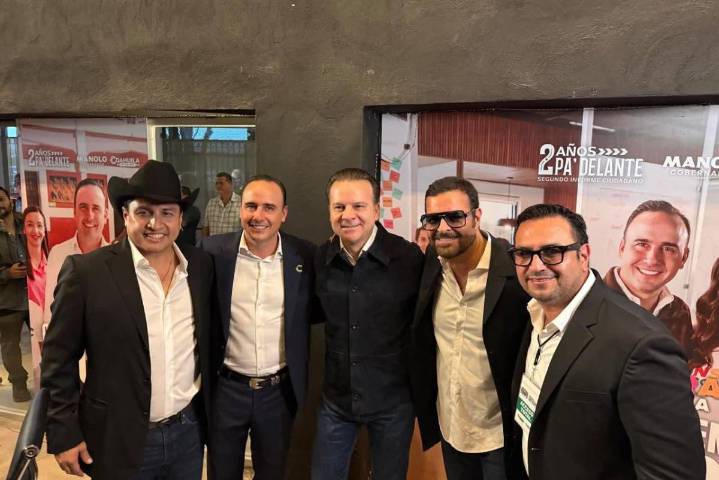 Ovación total para Julión Álvarez, invitado de honor en el Segundo Informe de Manolo Jiménez