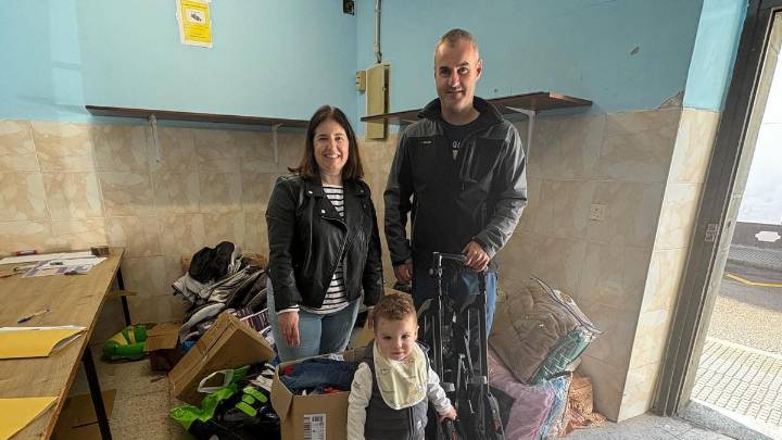 Cangas del Narcea abre su armario solidario: los vecinos se vuelcan con la donación de ropa