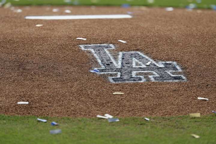 Agentes de migración cercan el estadio de los Dodgers tras el festejo de la Serie Mundial