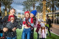 Free displays with snow & snowmen at Dania Pointe