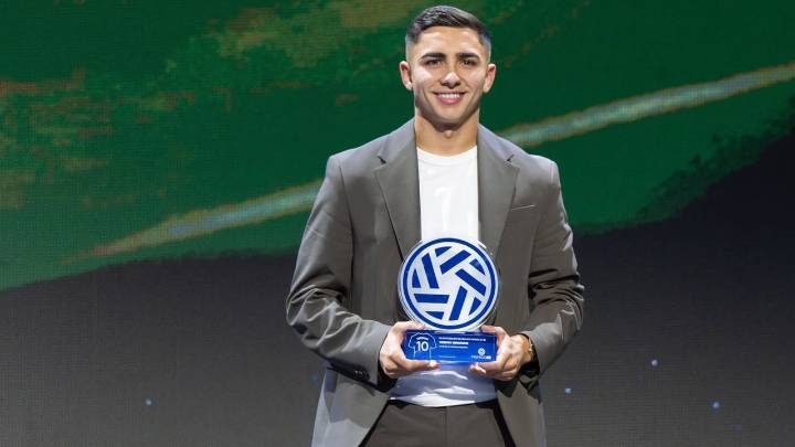Yeremay recoge en Madrid el premio a mejor jugador de Segunda División de la temporada 2024