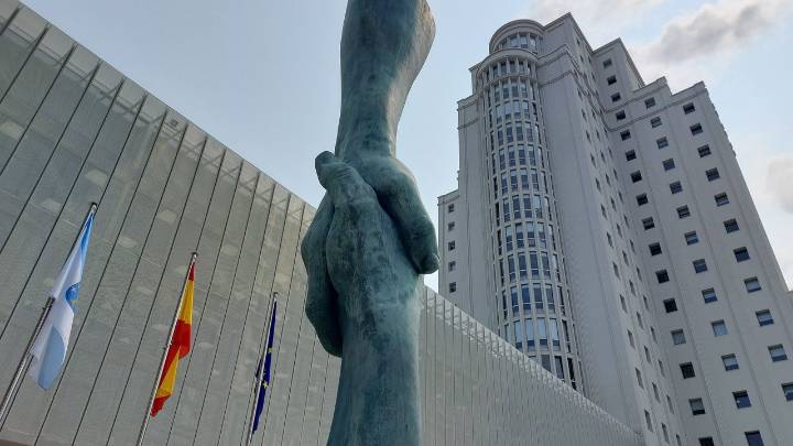 Emotivo reencuentro entre una accidentada de tráfico y el testigo que la salvó en Vigo: solo faltó al juicio el conductor que se fugó