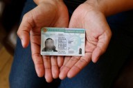 EE.UU. revisará tarjetas de residente de "todos" los migrantes de países de "preocupación"