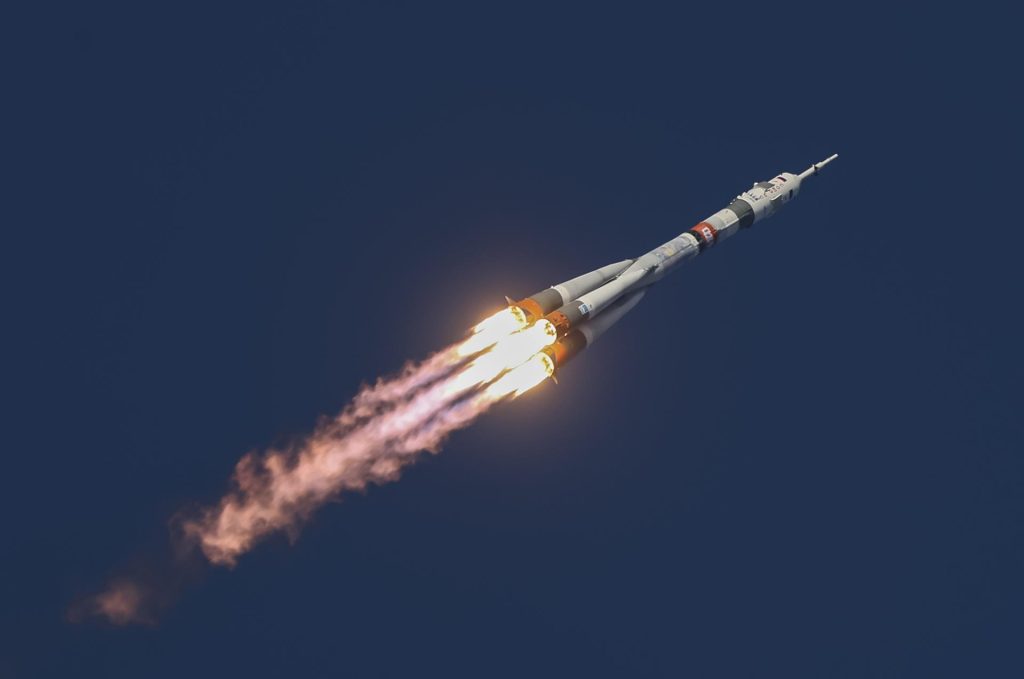 Rusia lanza Soyuz MS-28 con dos cosmonautas y astronauta NASA hacia la EEI