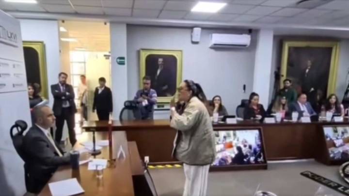 Víctima de Violencia Vicaria y Homicidio Increpa a Procurador de Hidalgo Durante Comparecencia