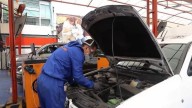 Uno de los mejores mecánicos del mundo dio su veredicto entre carro híbrido o eléctrico; prefiere un país en especial