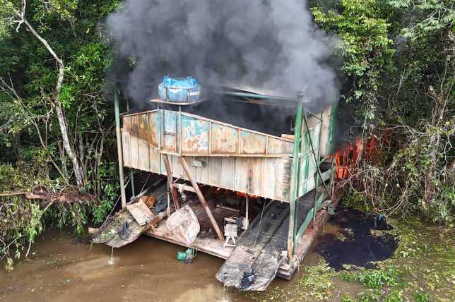 Policías de Brasil y Colombia destruyeron 14 “superdragones” que extraían oro en la Amazonía
