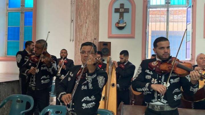 Honran y agradecen músicos mazatlecos a Santa Cecilia con ‘Las Mañanitas’ en su día
