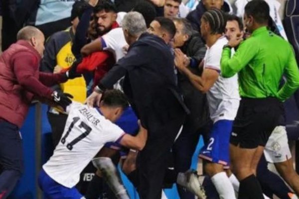 Piñas, sangre y un final descontrolado: las imágenes del escandaloso partido entre Estados Unidos y Paraguay: