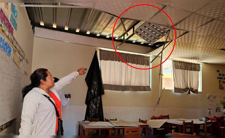Arequipa: alumnos se salvan de caída de techo en aula prefabricada