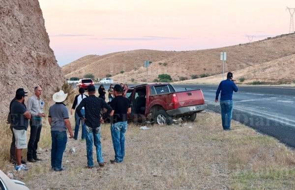 Vuelca camioneta en la Cuauhtémoc-Chihuahua; hay 3 heridos
