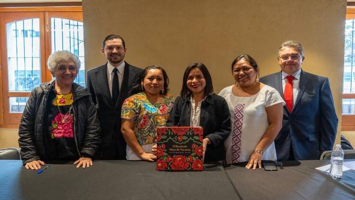 Presentan libro 'El bordado maya de Yucatán: patrimonio vivo' en Los Pinos