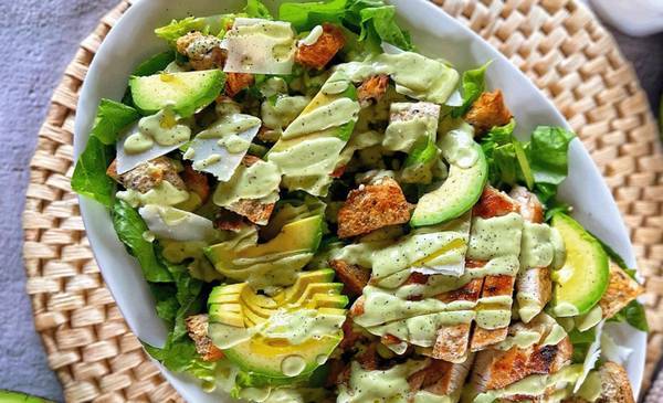 Receta de ensalada con salsa cremosa de palta para este verano