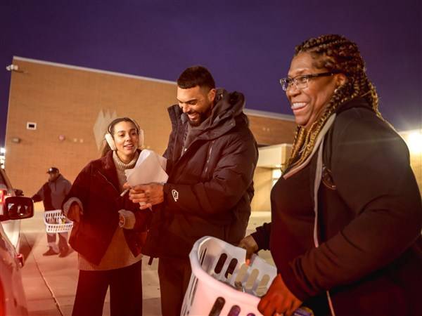 Photo Gallery: Pro athletes help give away Thanksgiving dinners to families