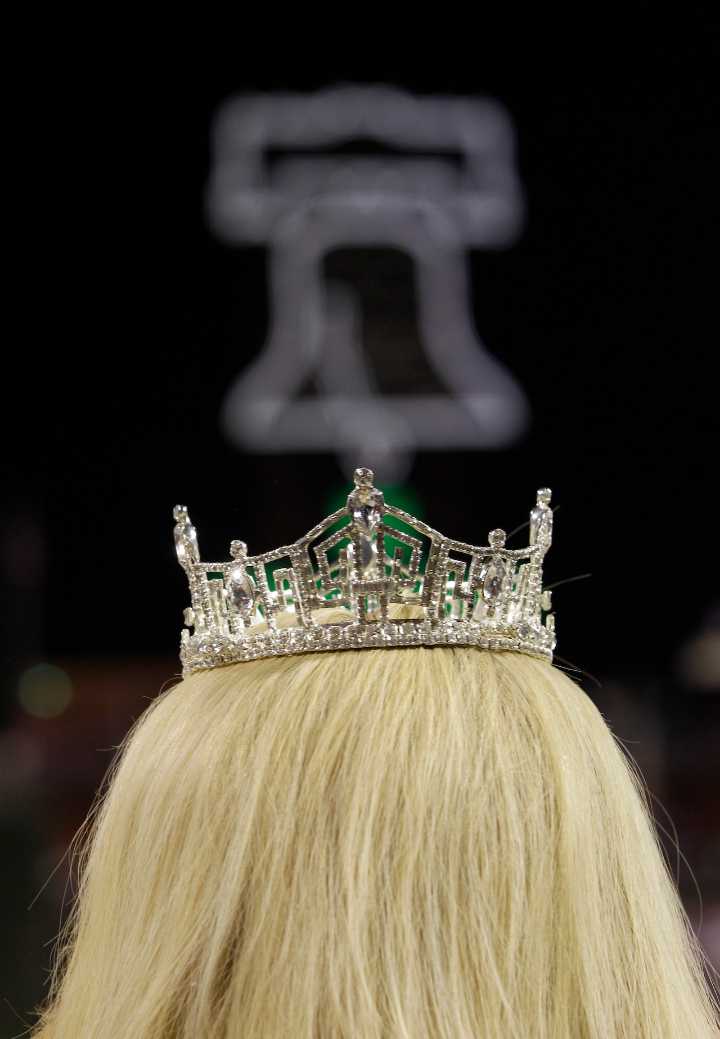 Who took the Miss Universe 2025 crown as the competition faced turmoil?