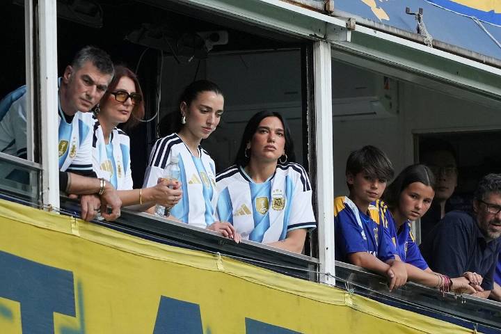 El gesto de Juan Román Riquelme con Dua Lipa y su intento de hacerla hincha de Boca Juniors