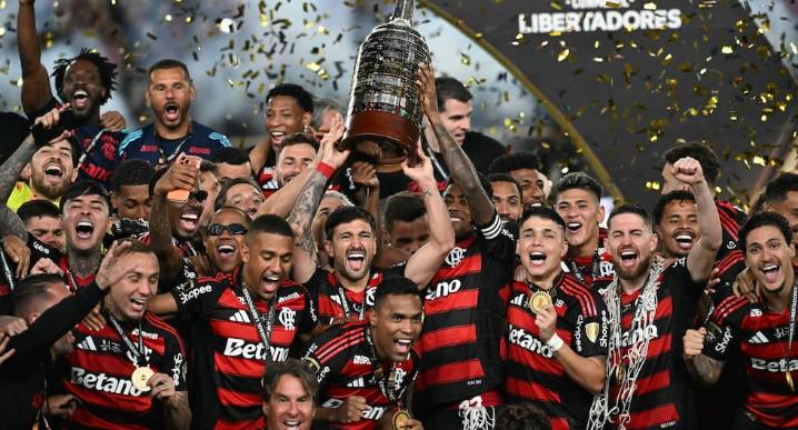 ¡Por todo lo alto! Flamengo levantó el trofeo de campeón de la Copa Libertadores 