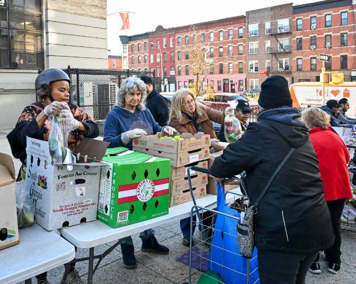A helping hand: Brooklynites mobilize to support families hit by SNAP funding freeze • Brooklyn Paper