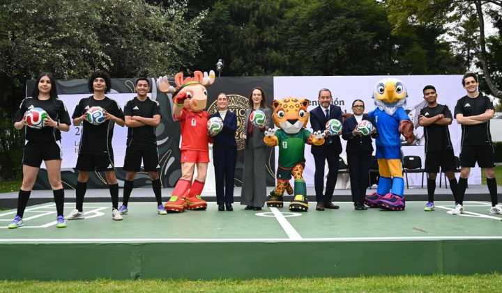 Sheinbaum presenta la Copa Mundial de Futbol 2026, en Los Pinos