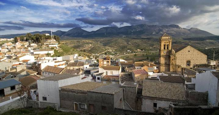 Identificado gracias a las cámaras de vigilancia un hombre que prendió fuego los contenedores de la plaza de la Iglesia de Iznalloz