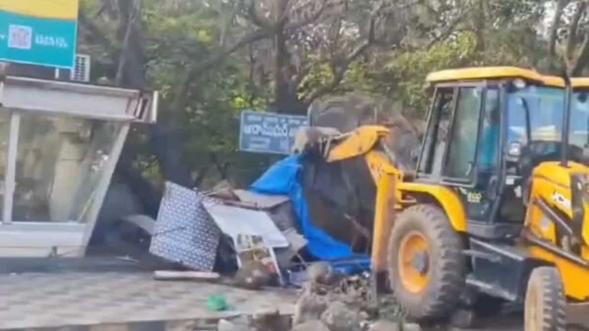 Video: GHMC removes makeshift shops in Hyderabad’s Aramghar