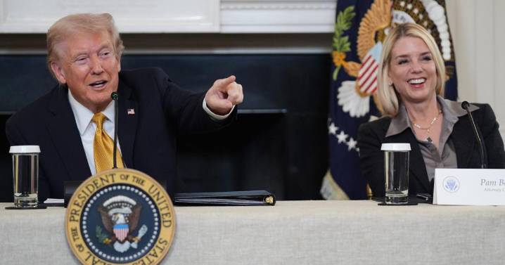 A instancias de Trump, Bondi dice que EEUU investigará vínculos de Epstein con Clinton y otros