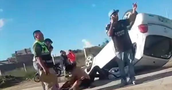 Auto derriba postes de luz y termina volcado