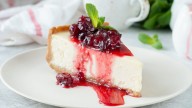 Sin gluten y sin horno: cómo preparar Cheesecake de frutos rojos, la receta fácil y fresca para el verano