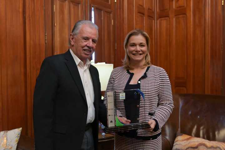 Recibe Maru Campos reconocimiento del CCE por apoyo al sector empresarial